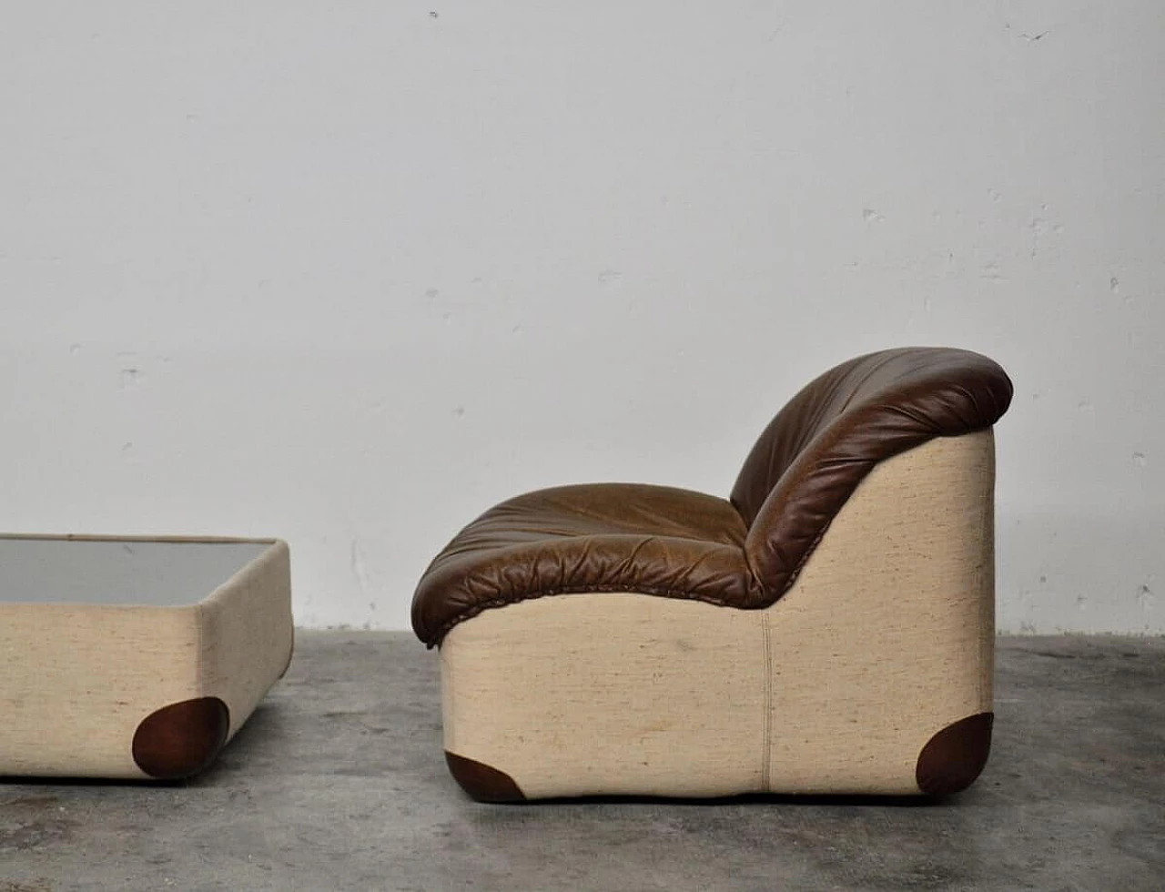 4 Armchairs in leather and fabric with coffee table in glass, fabric and leather by Swan, 70s 1381407