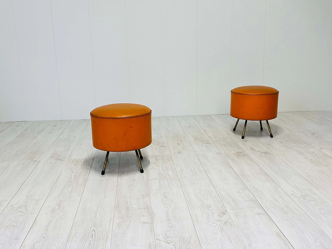 Pair of leather poufs, 70s 1383331