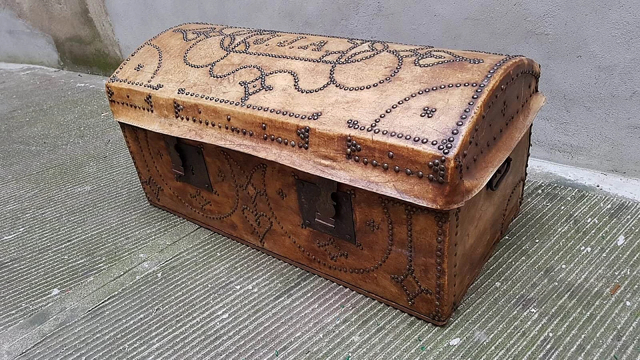 Trunk in wood, leather and parchment, 30s 1387208