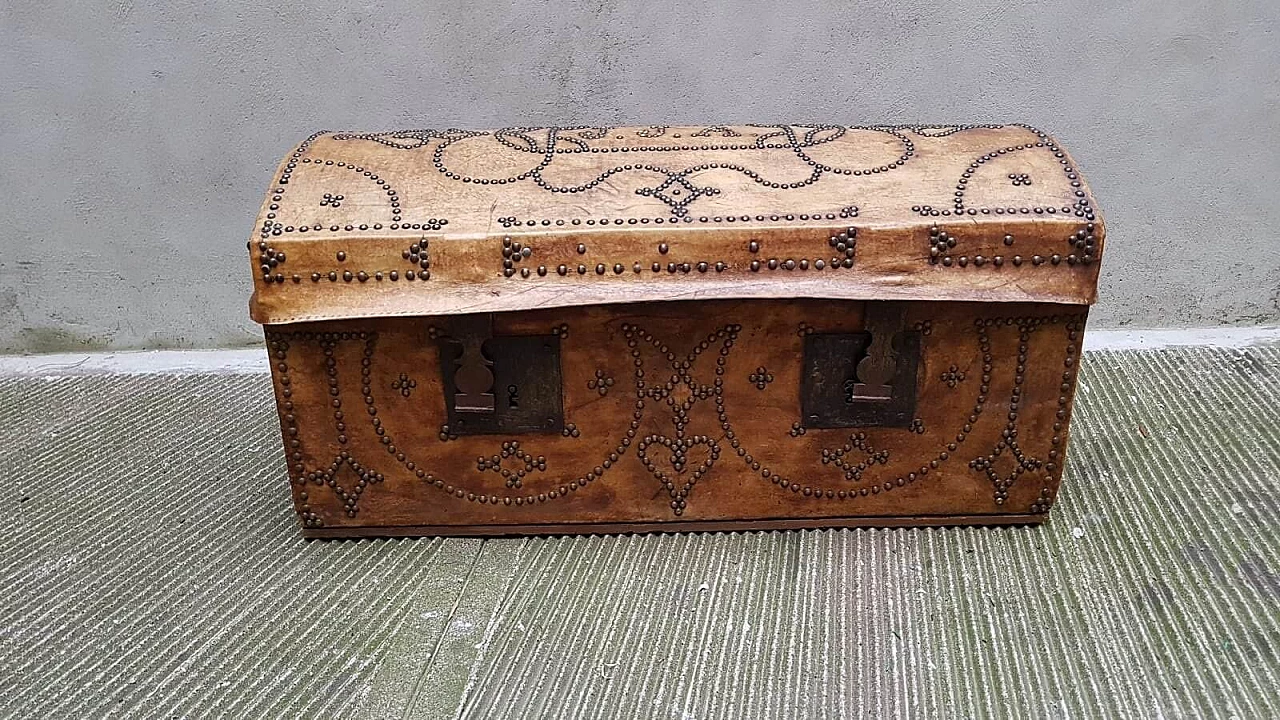 Trunk in wood, leather and parchment, 30s 1387209