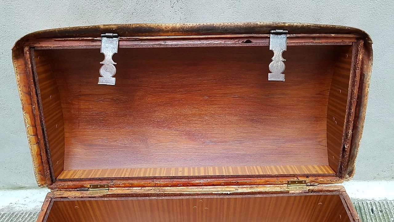 Trunk in wood, leather and parchment, 30s 1387212