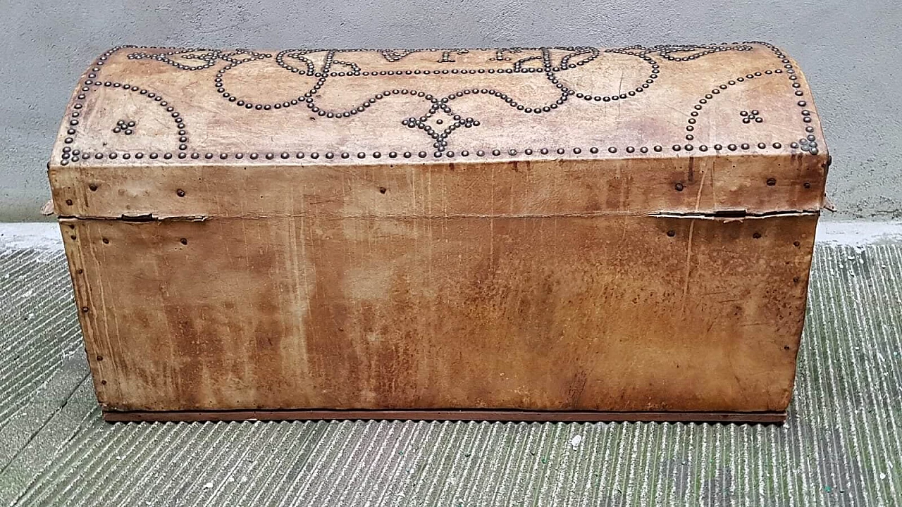 Trunk in wood, leather and parchment, 30s 1387215