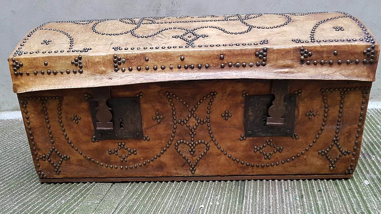 Trunk in wood, leather and parchment, 30s 1387216