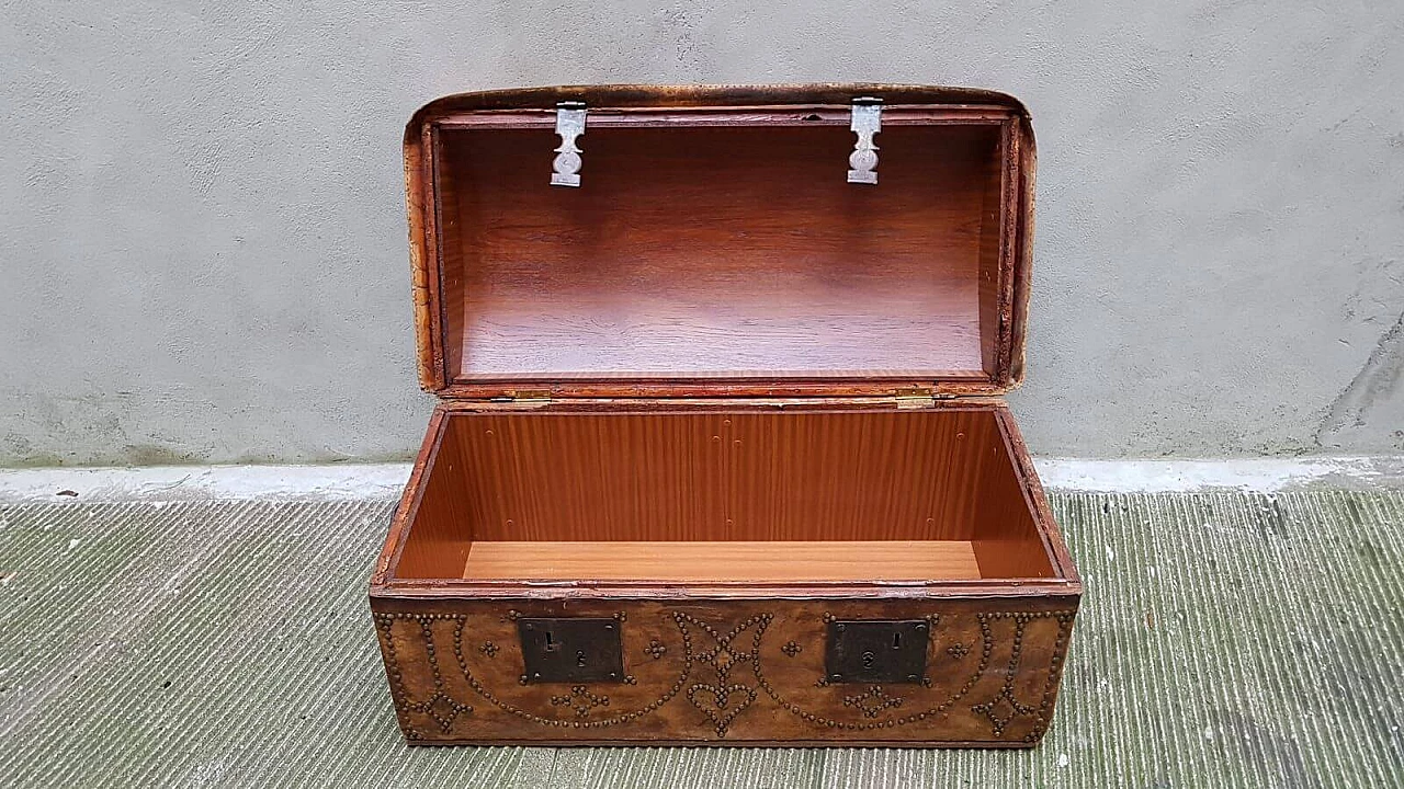 Trunk in wood, leather and parchment, 30s 1387217