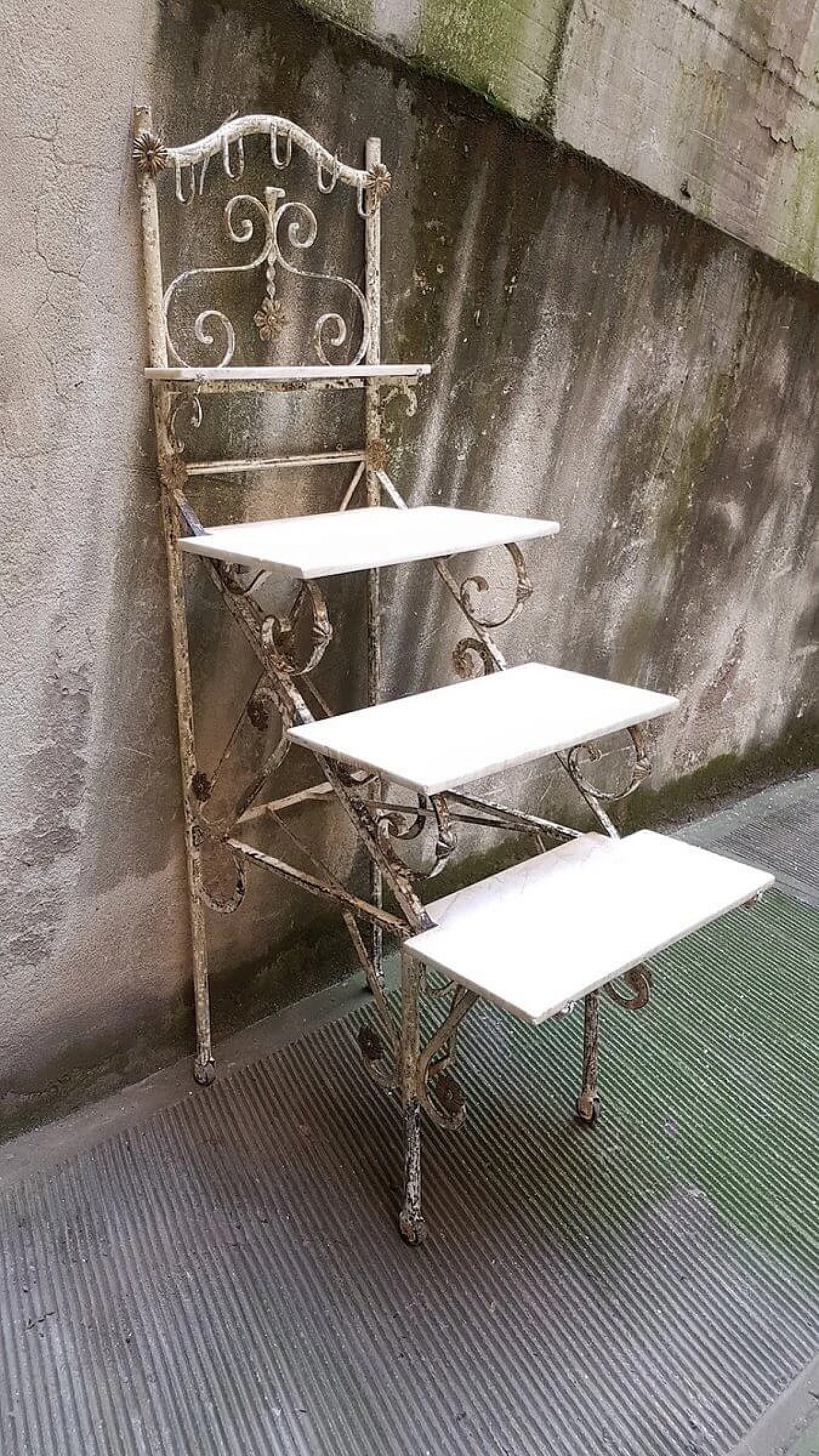 Marble and wrought iron shelf display, 19th century 1387680