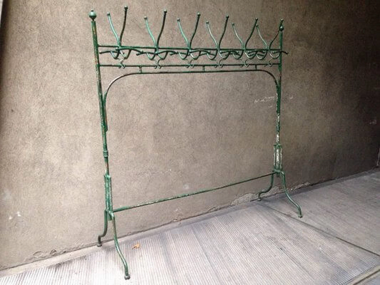 Iron clothes stand with 12 hooks, early 20th century 1407373