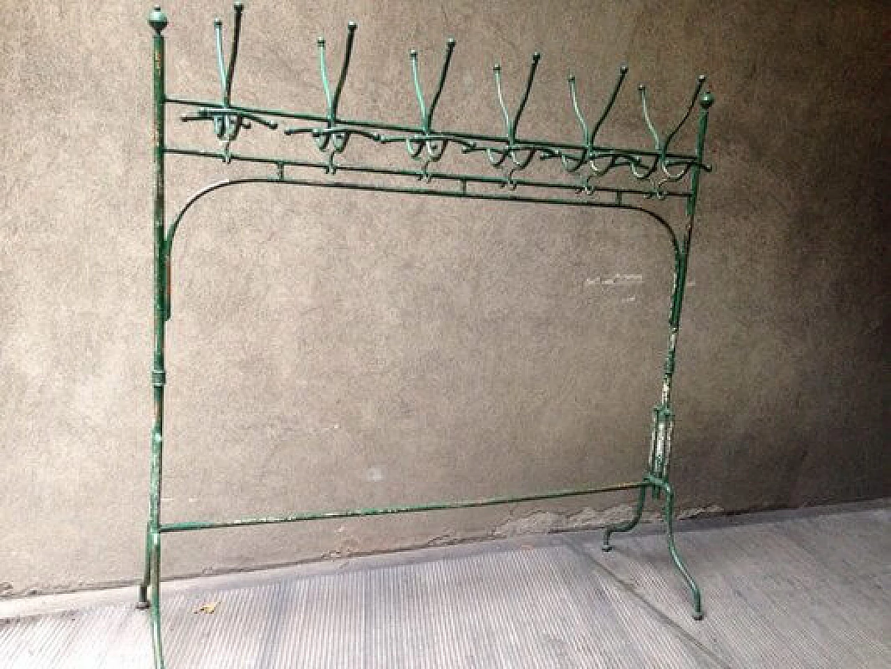 Iron clothes stand with 12 hooks, early 20th century 1407375