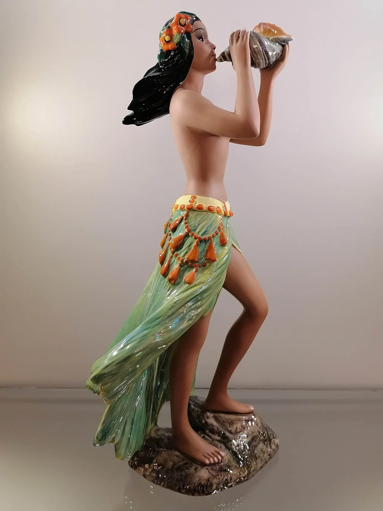 Scultura di donna Hawaiana che suona in ceramica Ronzan, anni '50 1445405