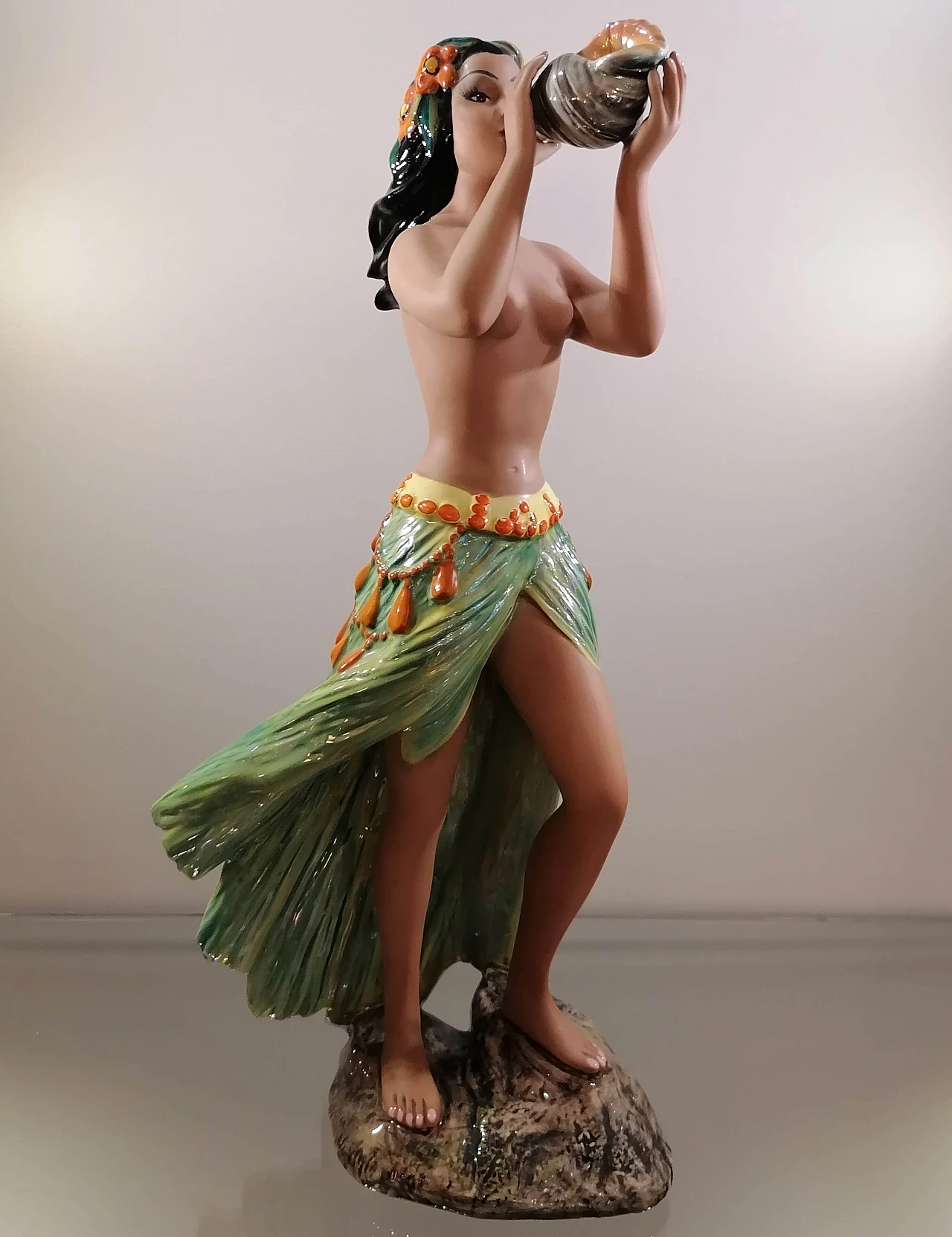 Scultura di donna Hawaiana che suona in ceramica Ronzan, anni '50 1445408