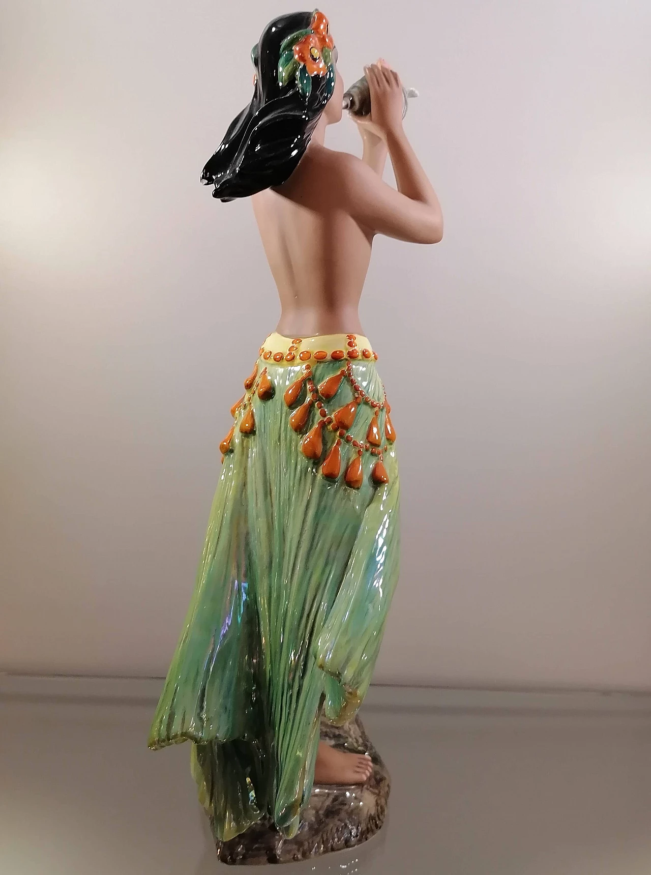 Scultura di donna Hawaiana che suona in ceramica Ronzan, anni '50 1445409