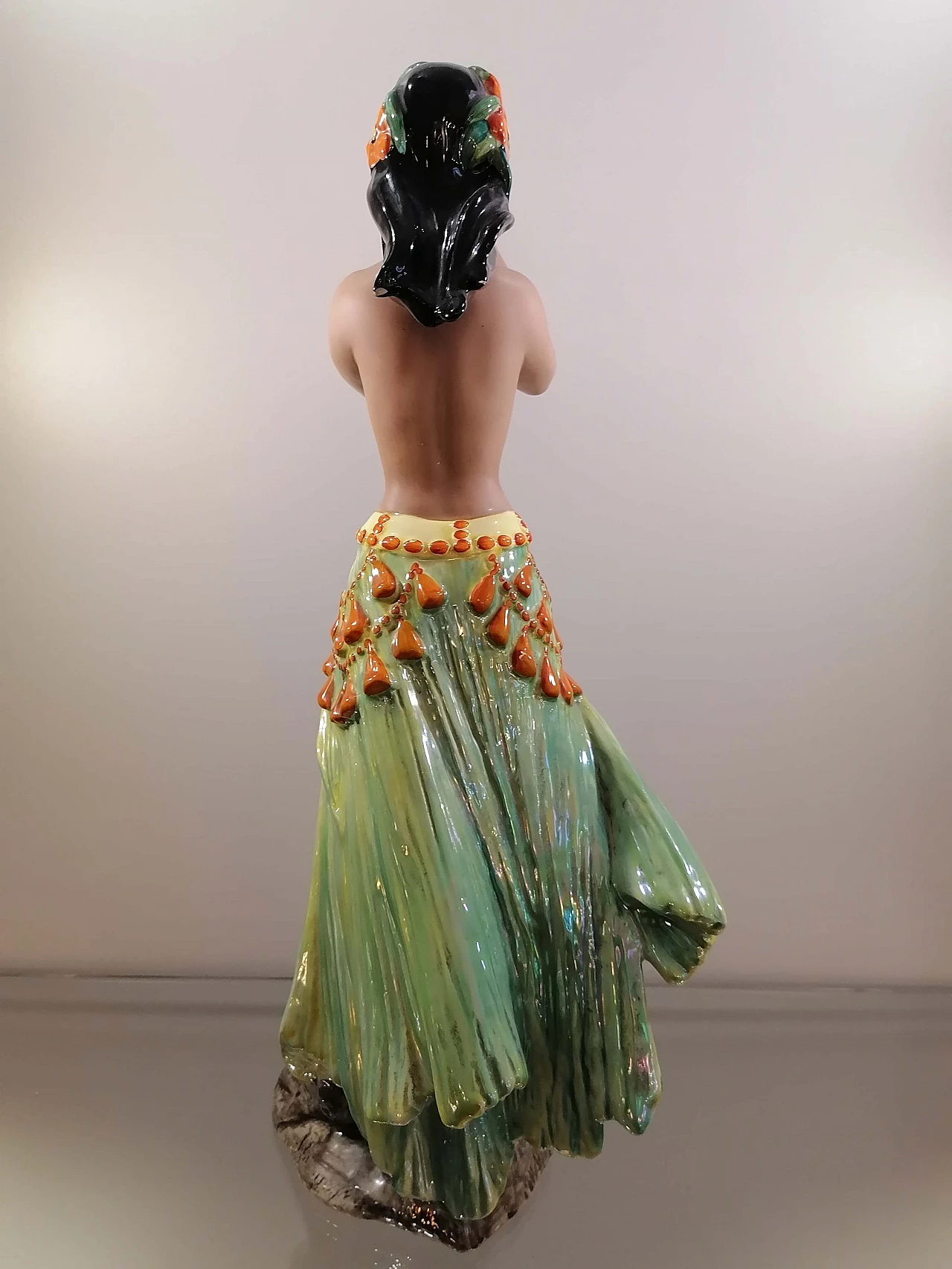 Scultura di donna Hawaiana che suona in ceramica Ronzan, anni '50 1445410