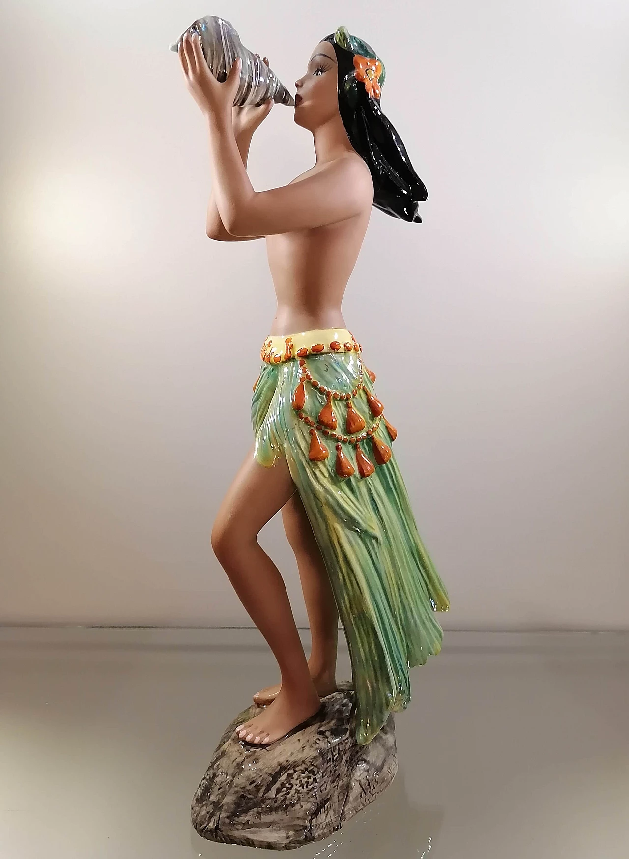 Scultura di donna Hawaiana che suona in ceramica Ronzan, anni '50 1445412