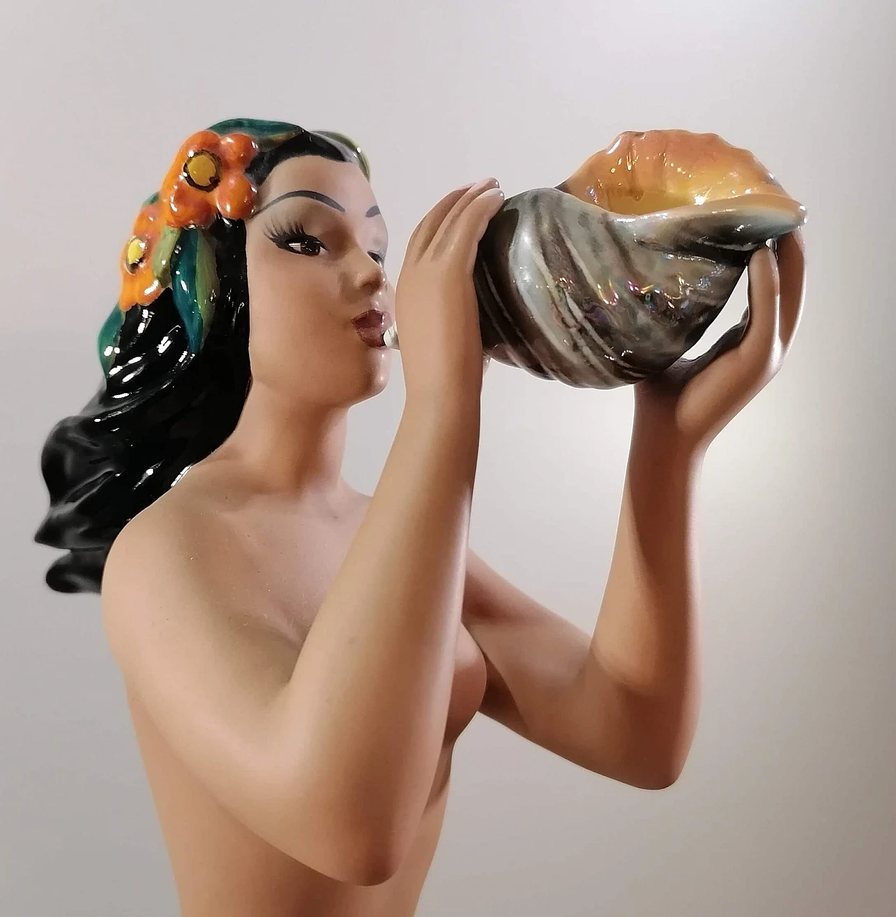 Scultura di donna Hawaiana che suona in ceramica Ronzan, anni '50 1445414