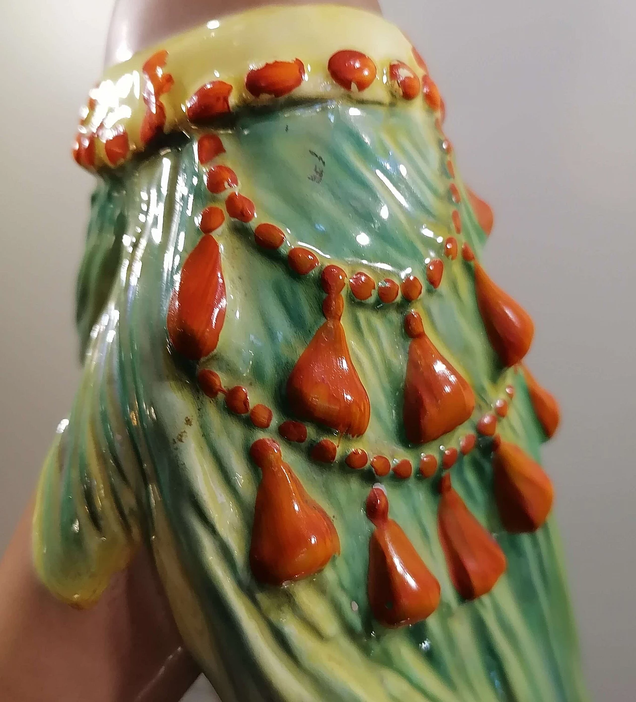 Scultura di donna Hawaiana che suona in ceramica Ronzan, anni '50 1445416