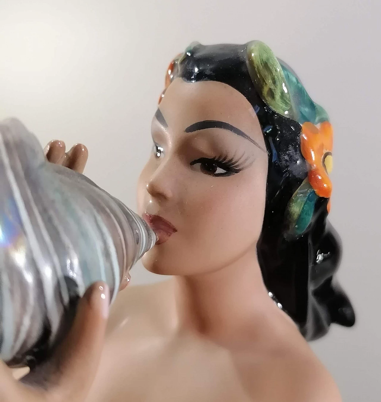 Scultura di donna Hawaiana che suona in ceramica Ronzan, anni '50 1445417