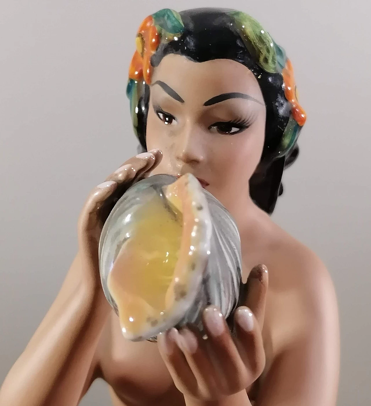 Scultura di donna Hawaiana che suona in ceramica Ronzan, anni '50 1445418