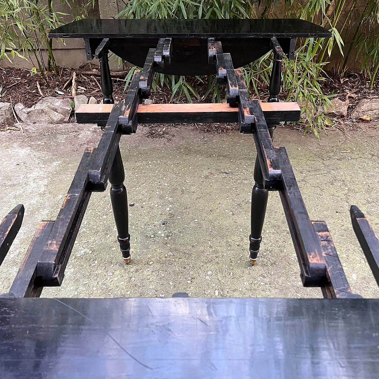 Ebonised mahogany extending table, 19th century 1469162