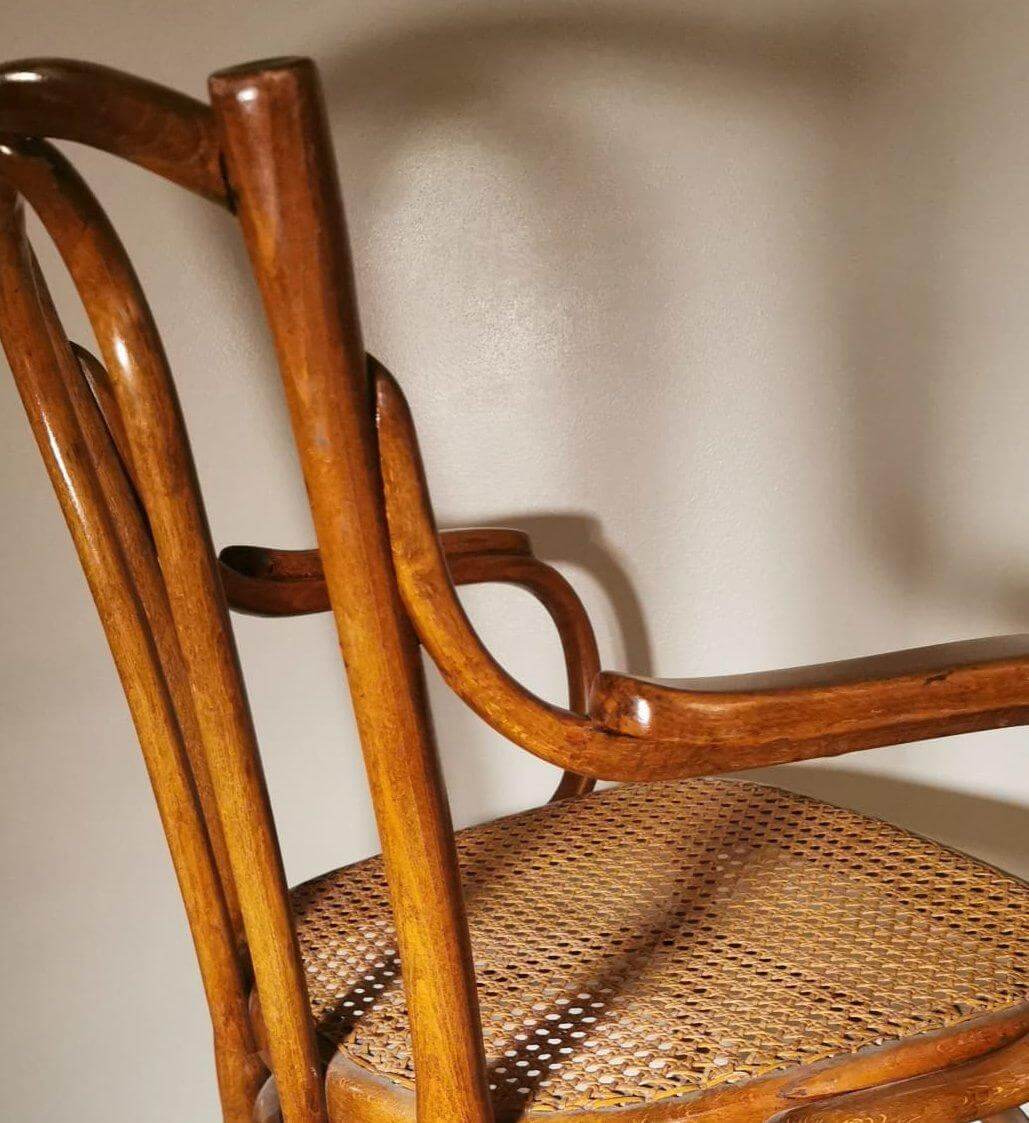 Sedia Thonet con braccioli in legno e paglia di Vienna, Austria, inizio  1900 in vendita su 1stDibs