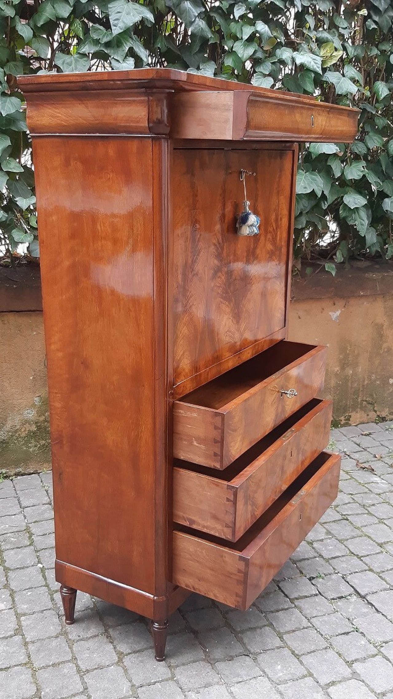 Louis-Philippe style walnut veneer secretaire with flap, 19th century 11