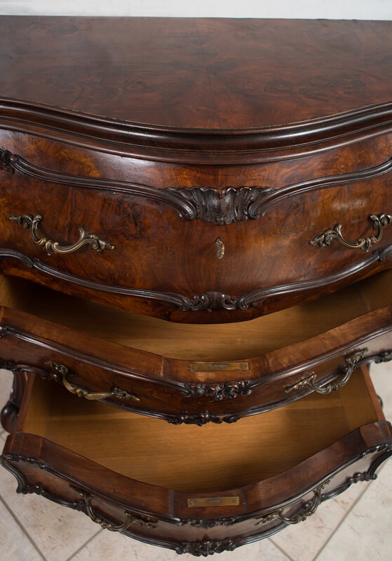 Louis XV style chest of drawers in walnut burl, 20th century 3