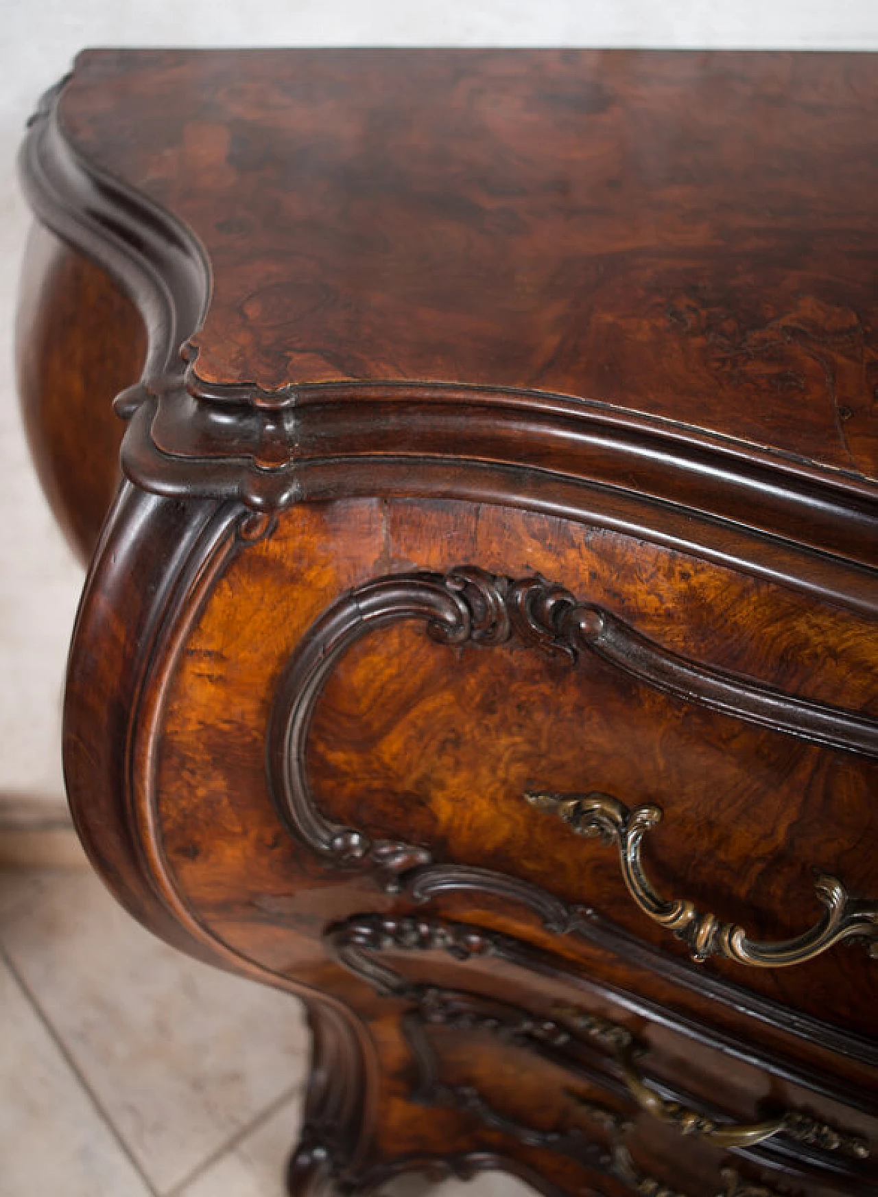 Louis XV style chest of drawers in walnut burl, 20th century 4