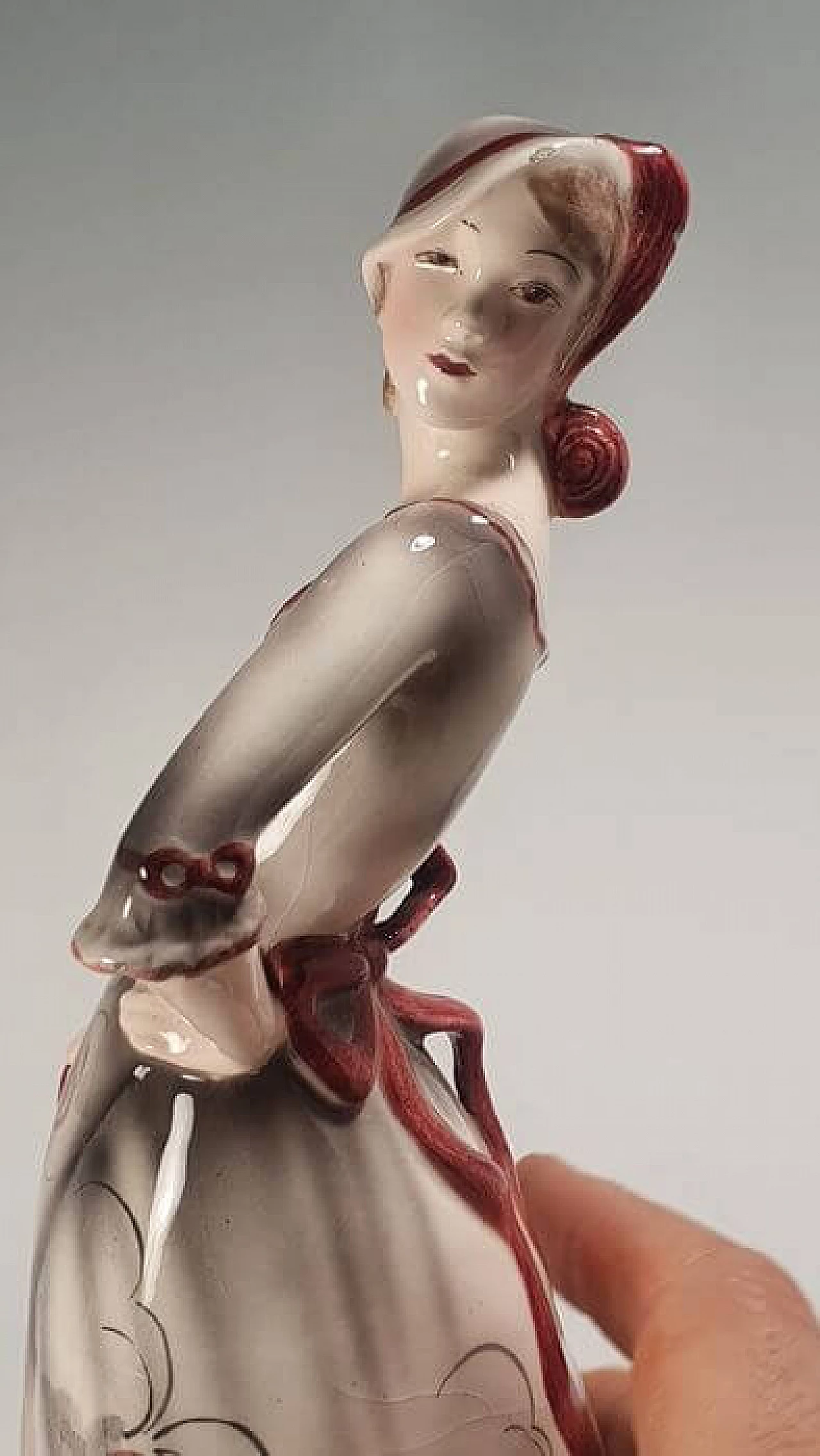 Scultura in ceramica raffigurante una donna di Goldscheider, anni '30 3