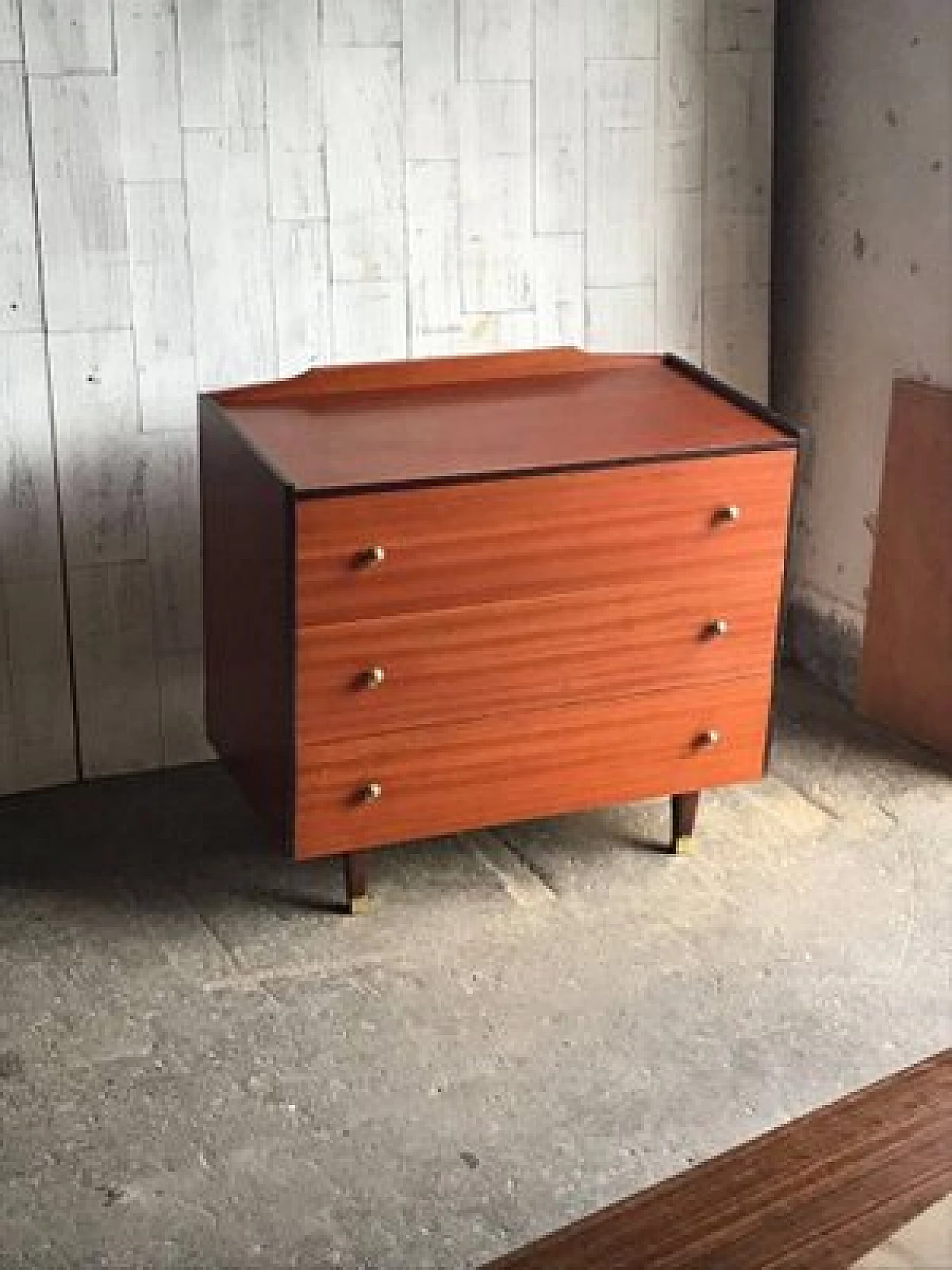 Chest of drawers in wood with black trim and gold knobs, 1960s 4