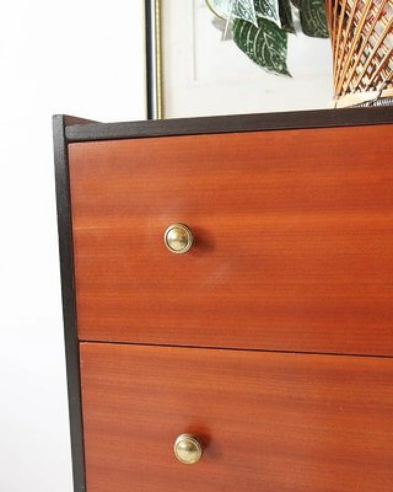 Chest of drawers in wood with black trim and gold knobs, 1960s 6