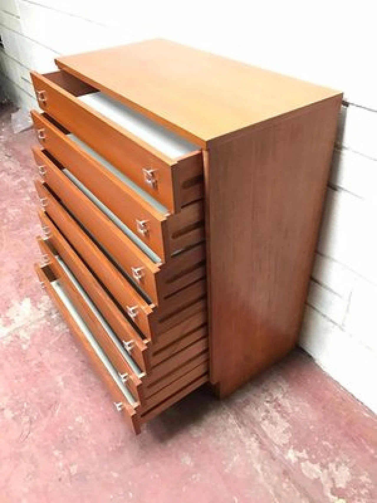 English chest of drawers in teak, 1960s 5