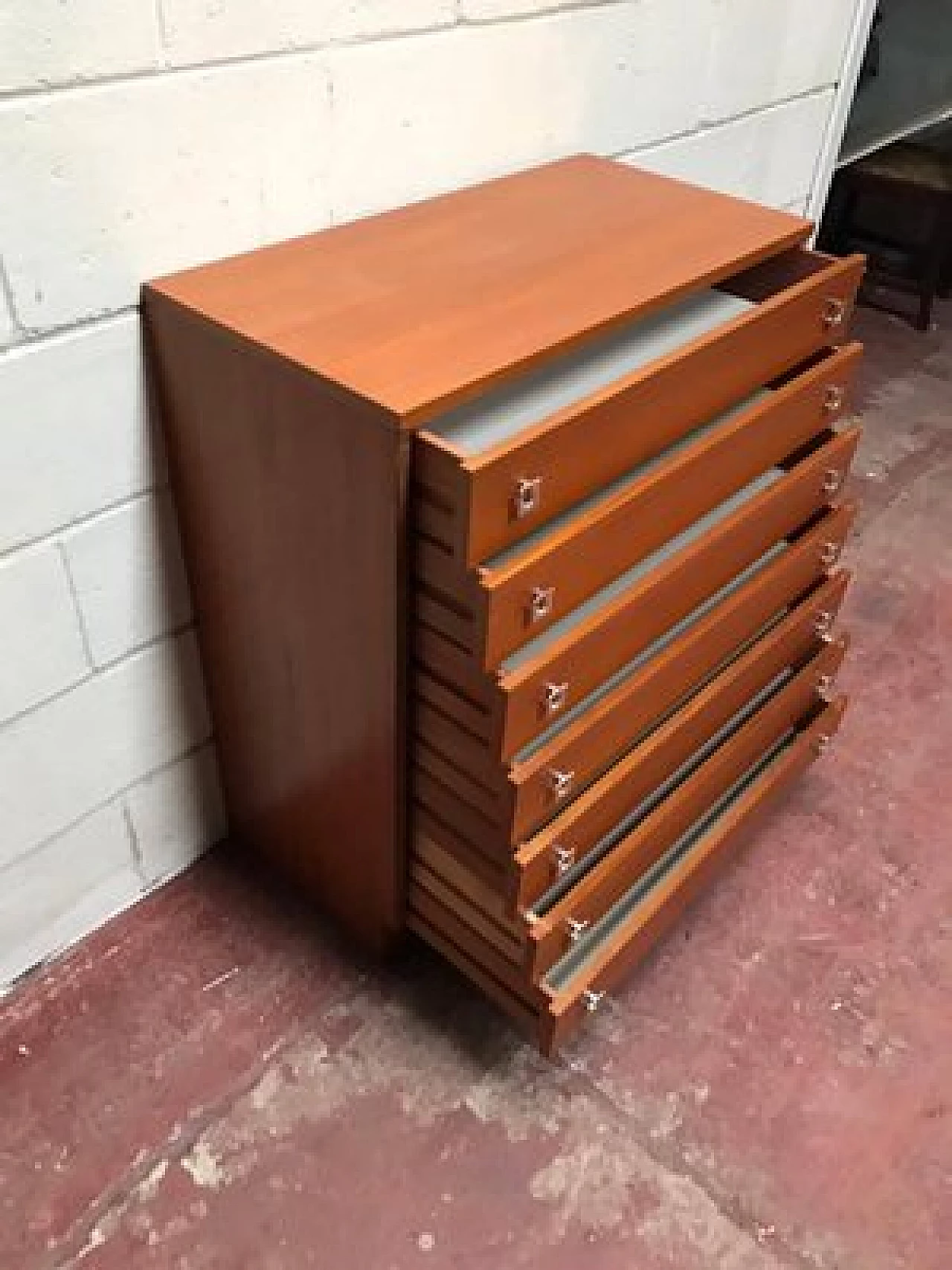 English chest of drawers in teak, 1960s 6