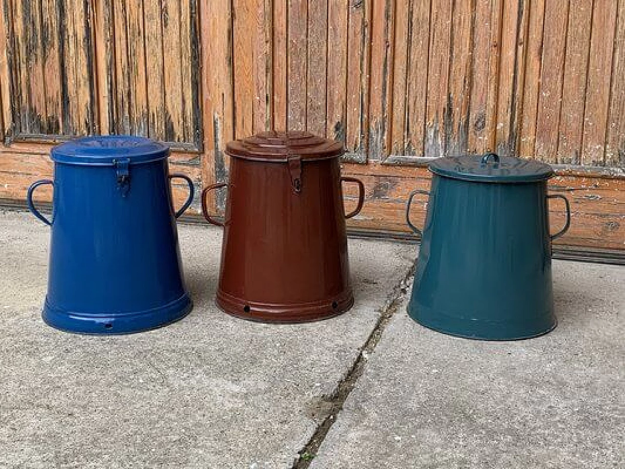 3 Containers in enameled metal in different colors, 1950s 3