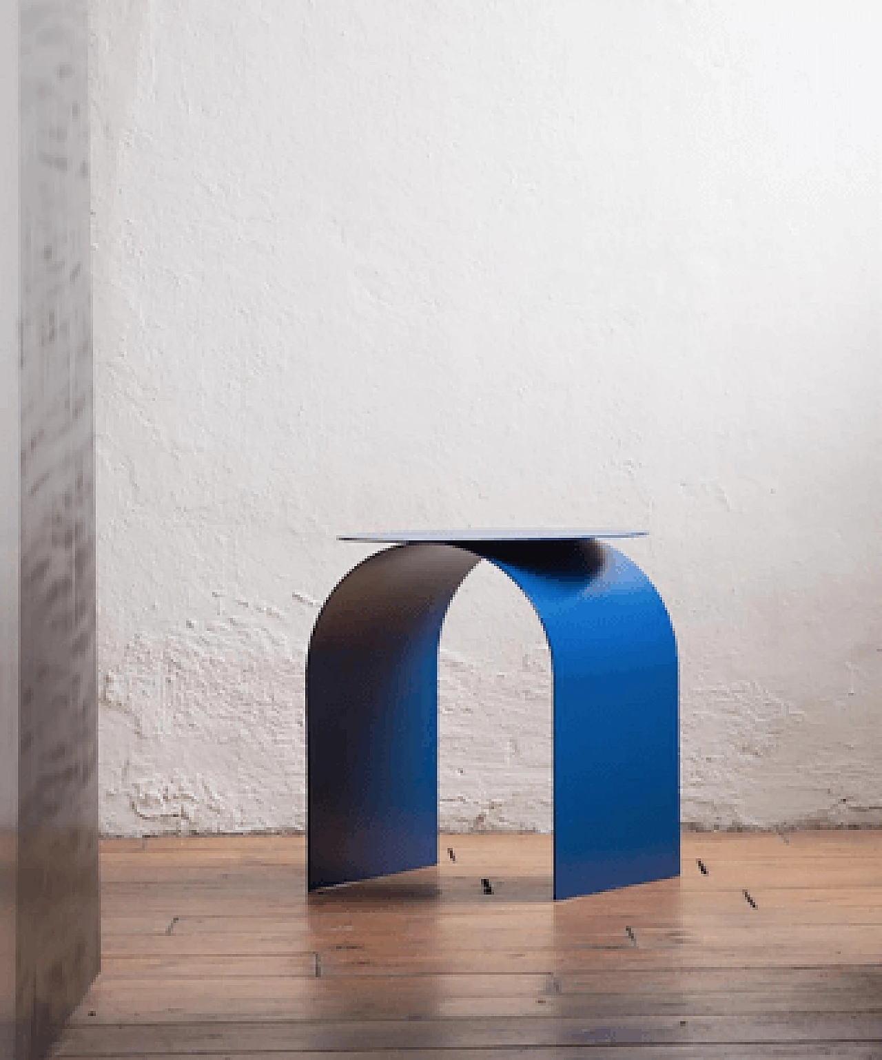 coffee table in electric blue metal with round top 3