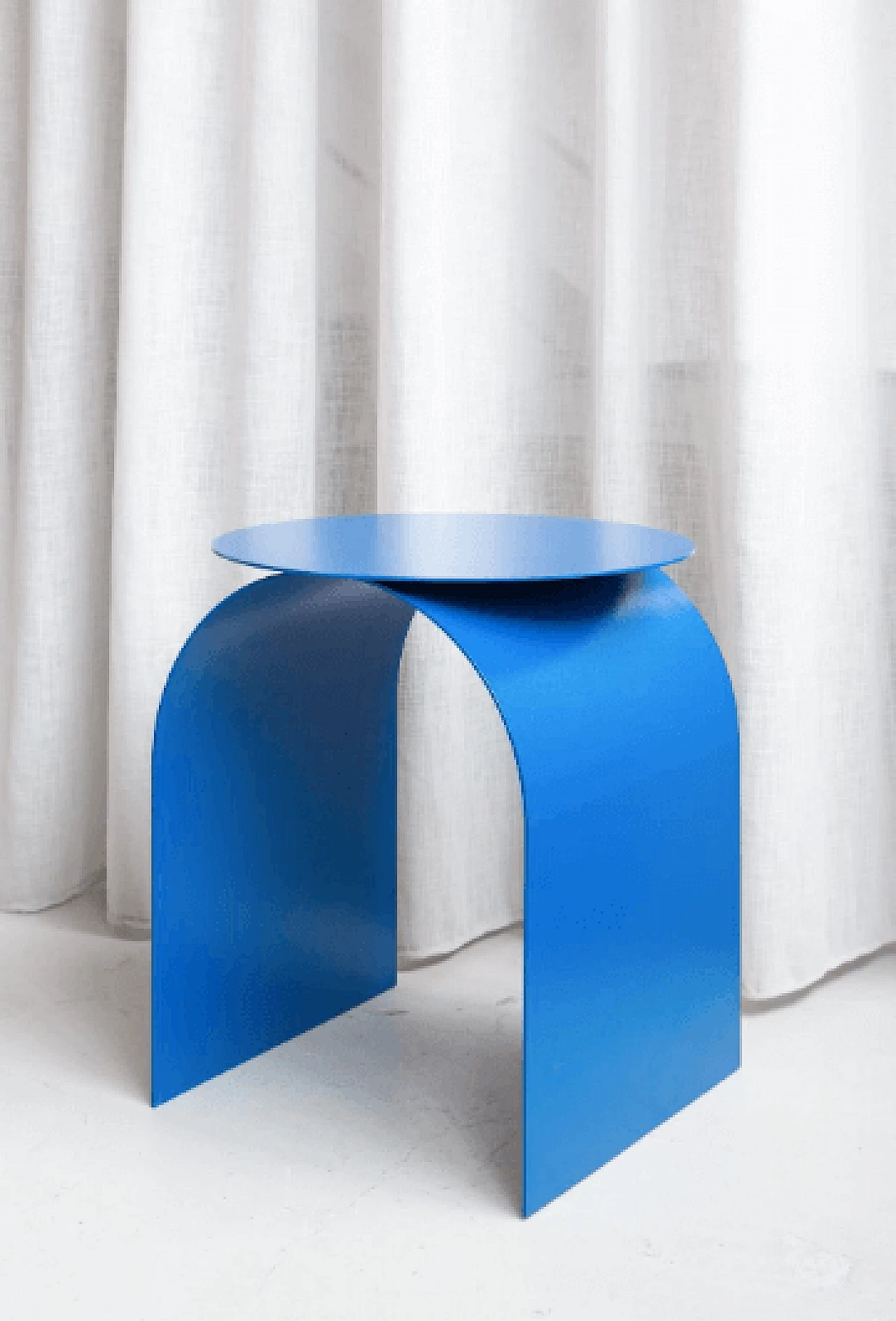 coffee table in electric blue metal with round top 4