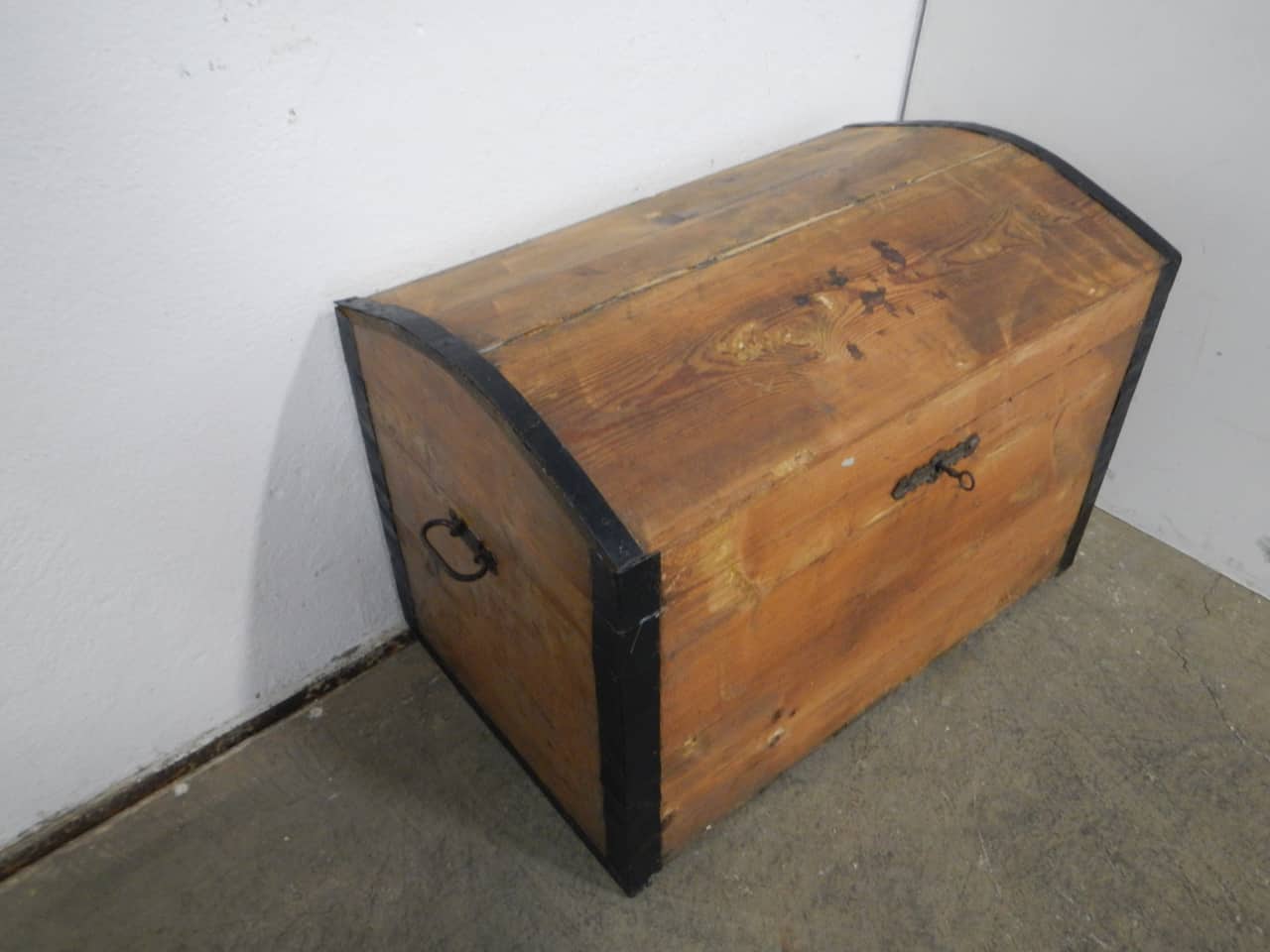 Baule in legno di abete con coperchio arrotondato, anni '50