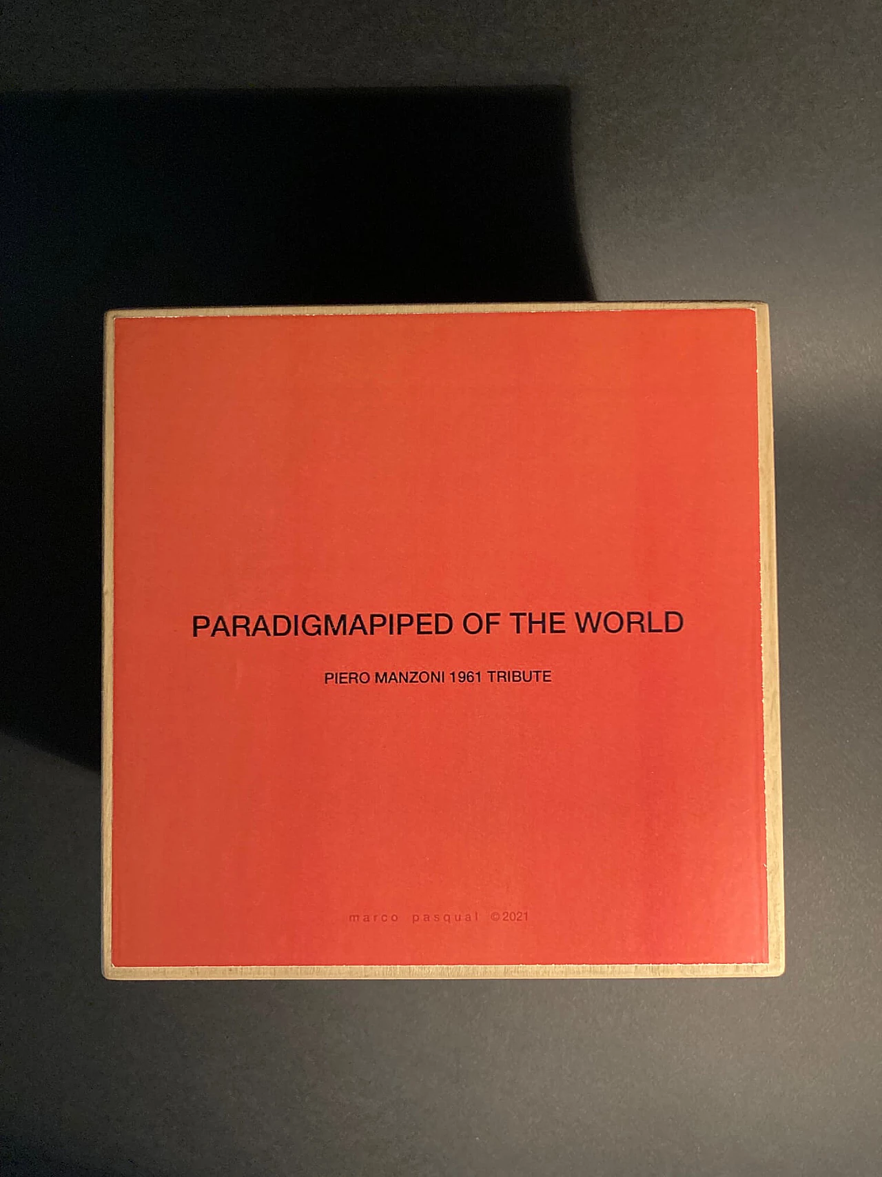 Paradigmapiped of the world - homage to Piero Manzoni 1961, marble, resin and gold leaf sculpture, 2021 2