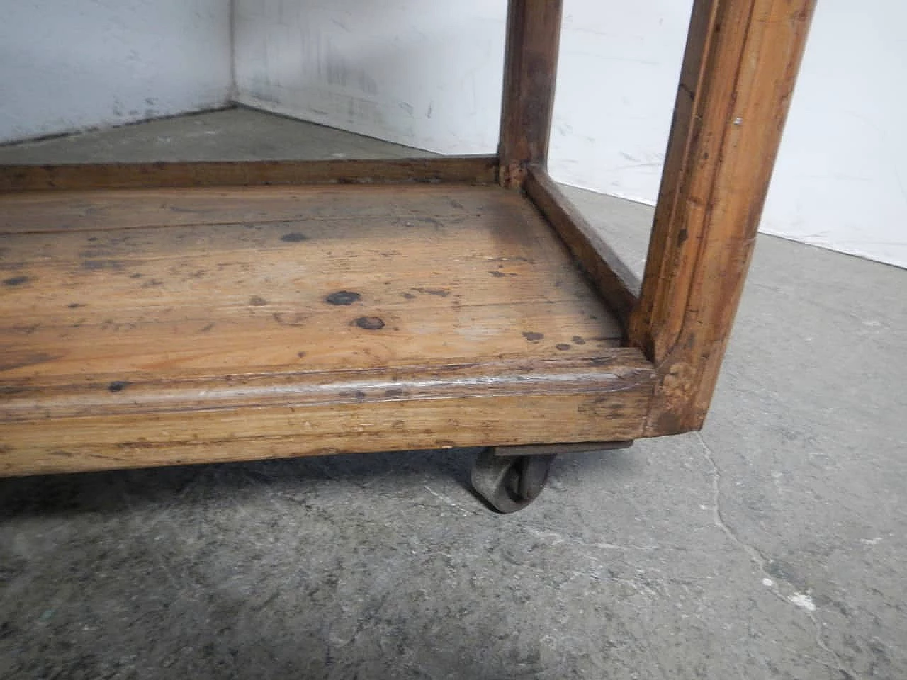 Shoemaker's shelf with wheels in oak, 1920s 1