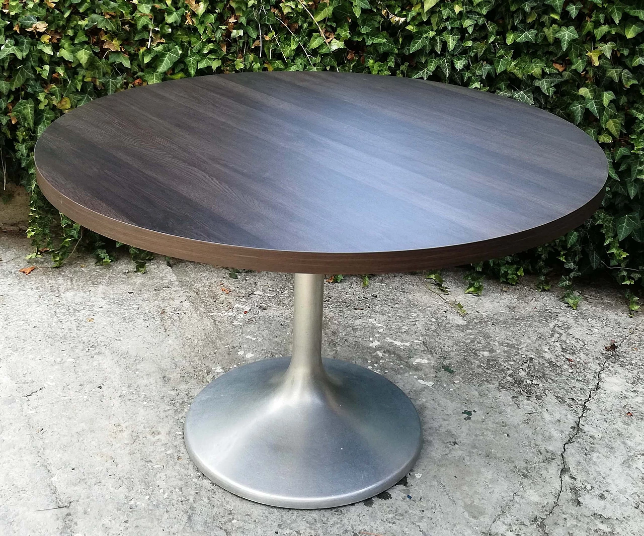 Round table in Tulip style in satin-finished steel 1