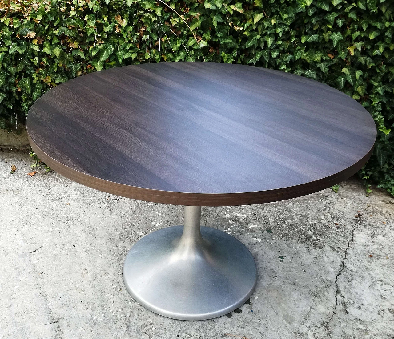 Round table in Tulip style in satin-finished steel 2