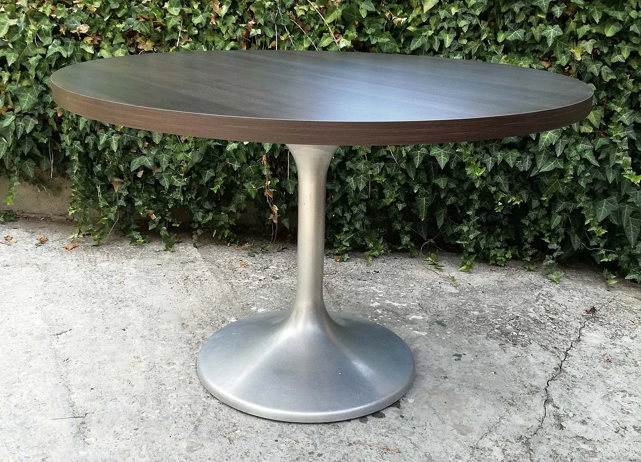 Round table in Tulip style in satin-finished steel 3