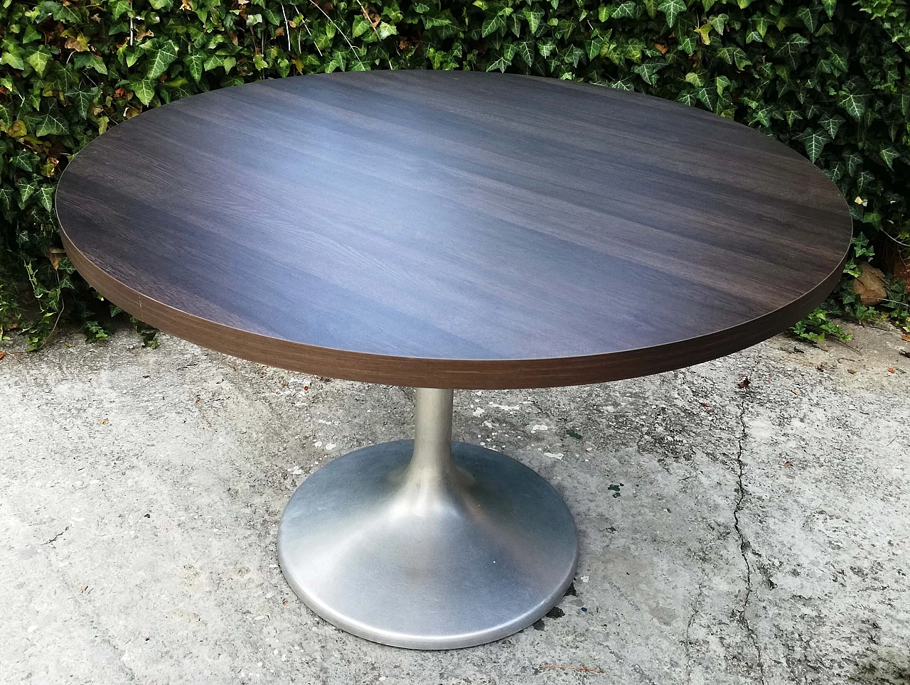 Round table in Tulip style in satin-finished steel 4