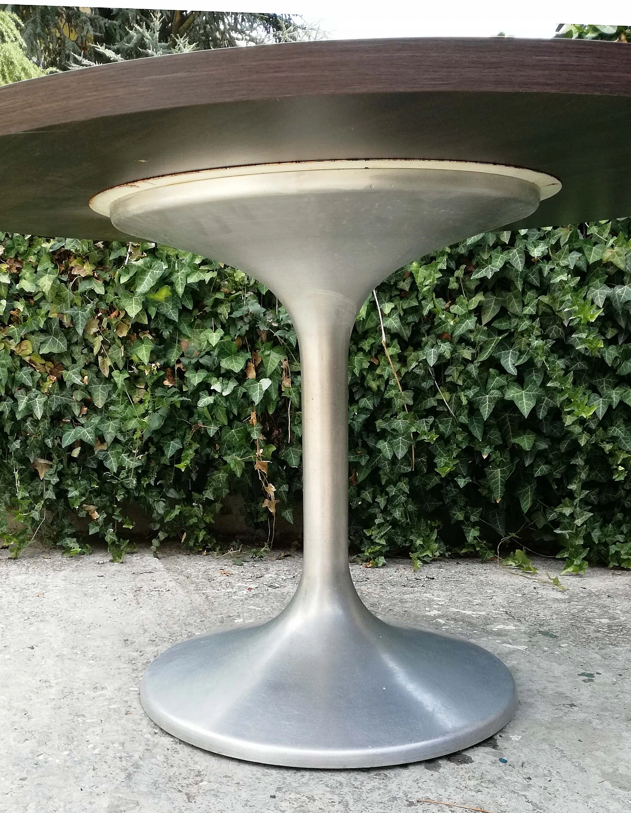 Round table in Tulip style in satin-finished steel 5