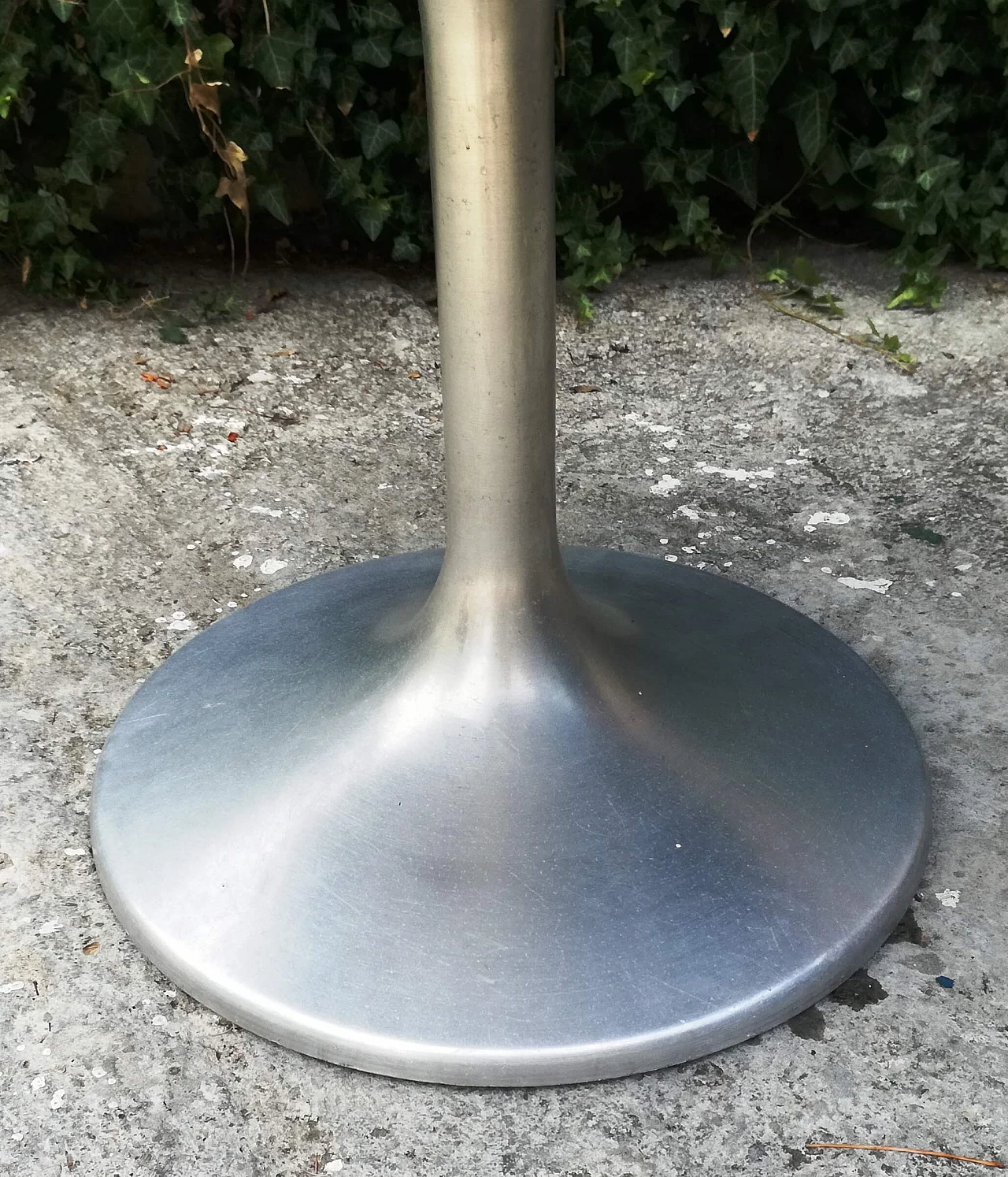 Round table in Tulip style in satin-finished steel 6