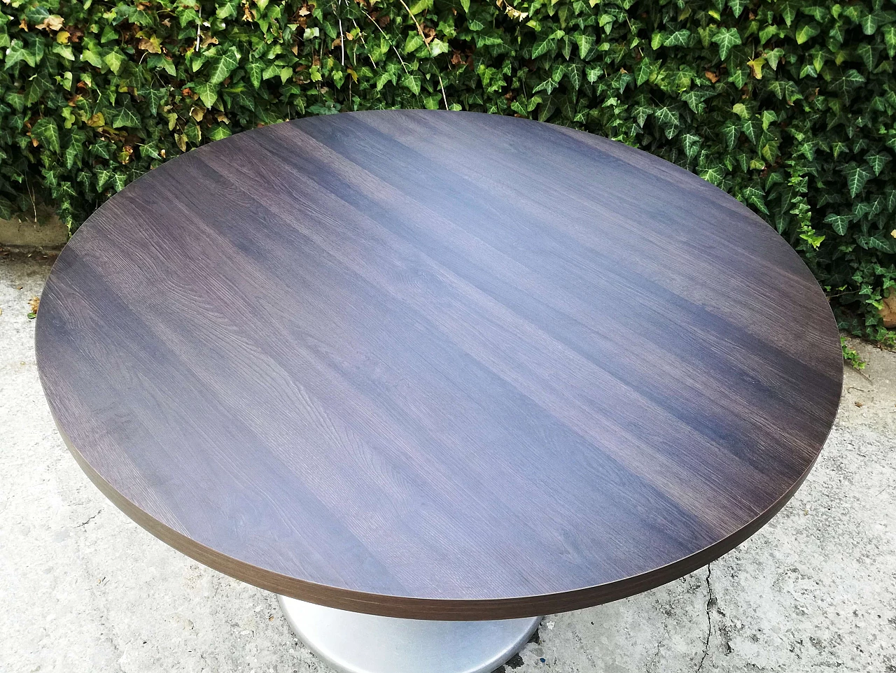 Round table in Tulip style in satin-finished steel 8