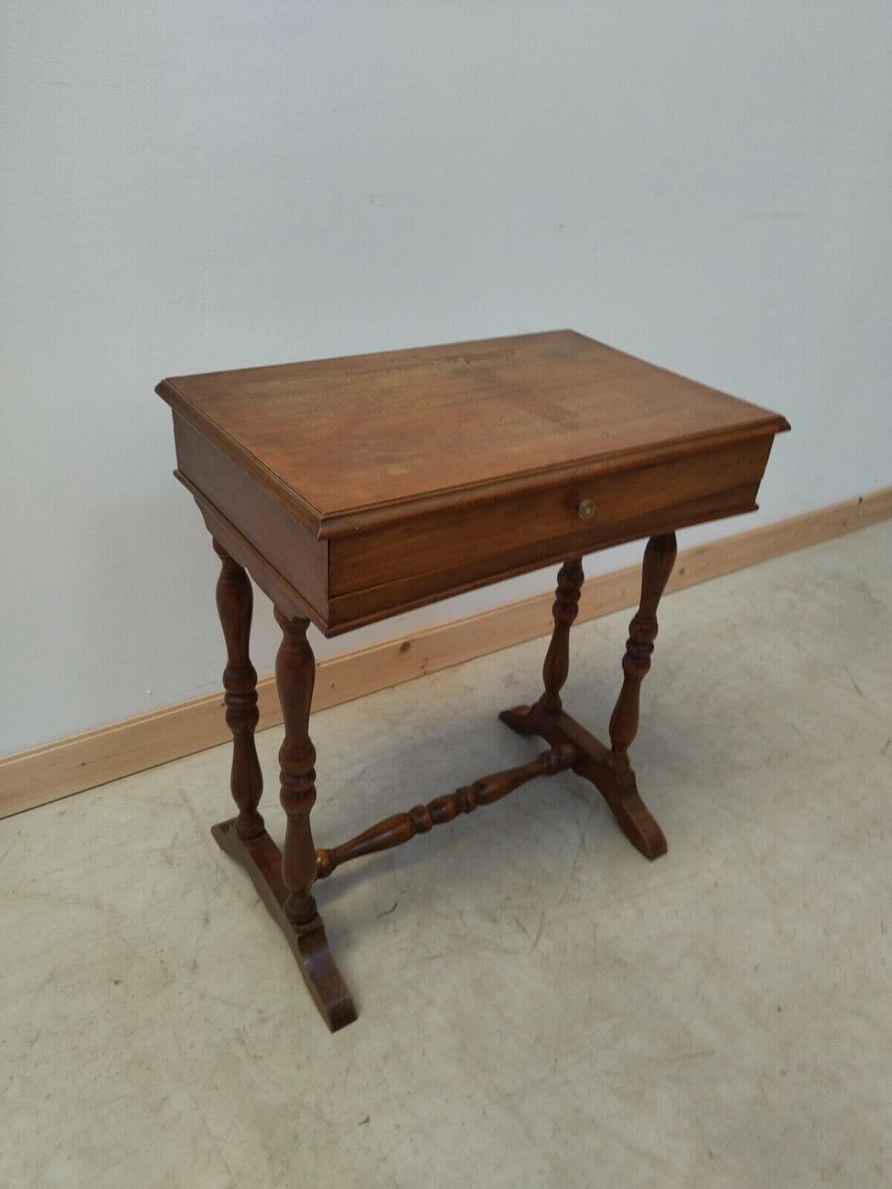 Walnut side table, late 19th century 3