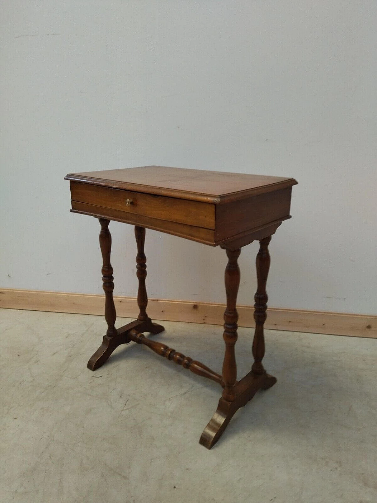 Walnut side table, late 19th century 4