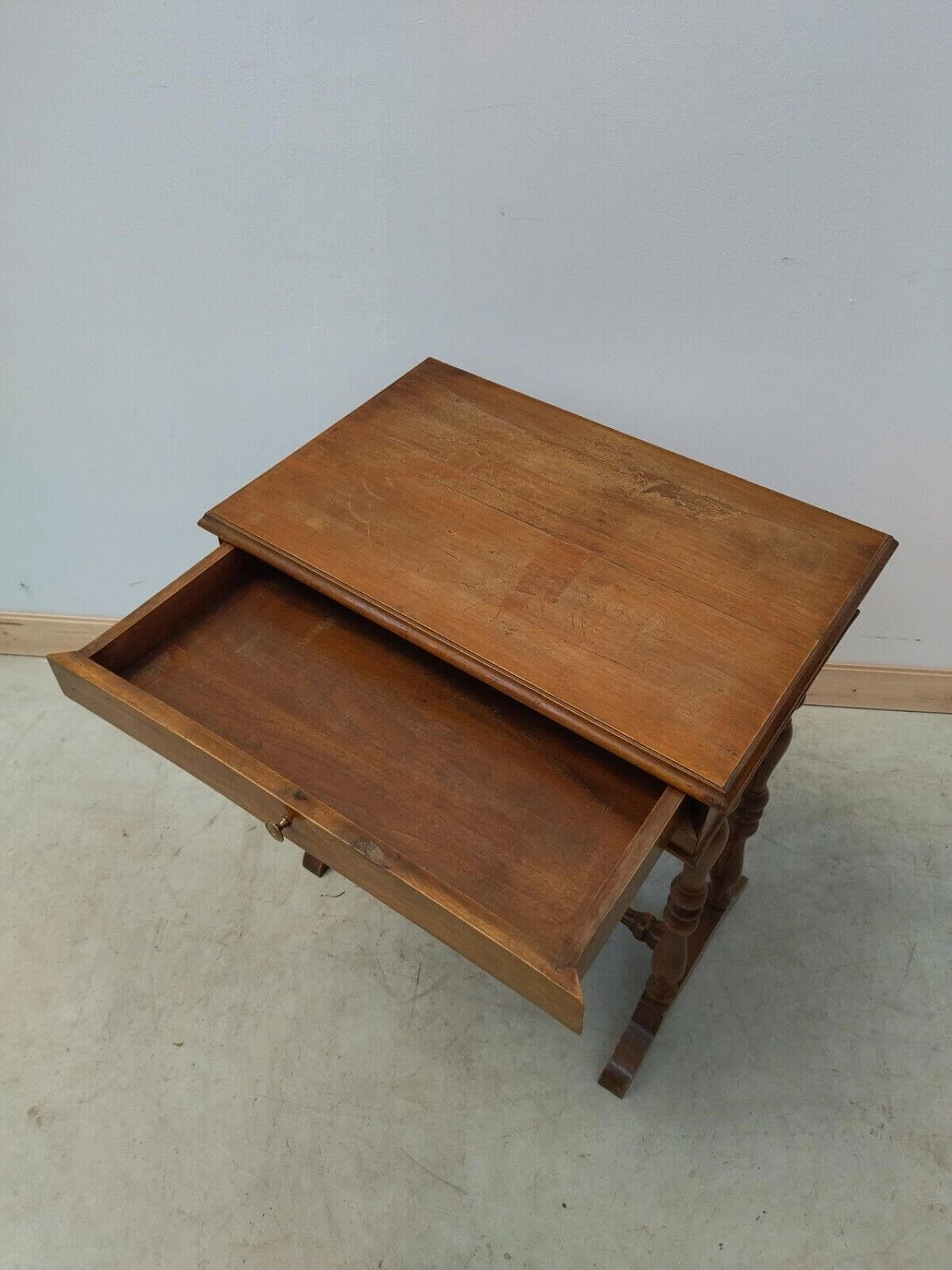 Walnut side table, late 19th century 5