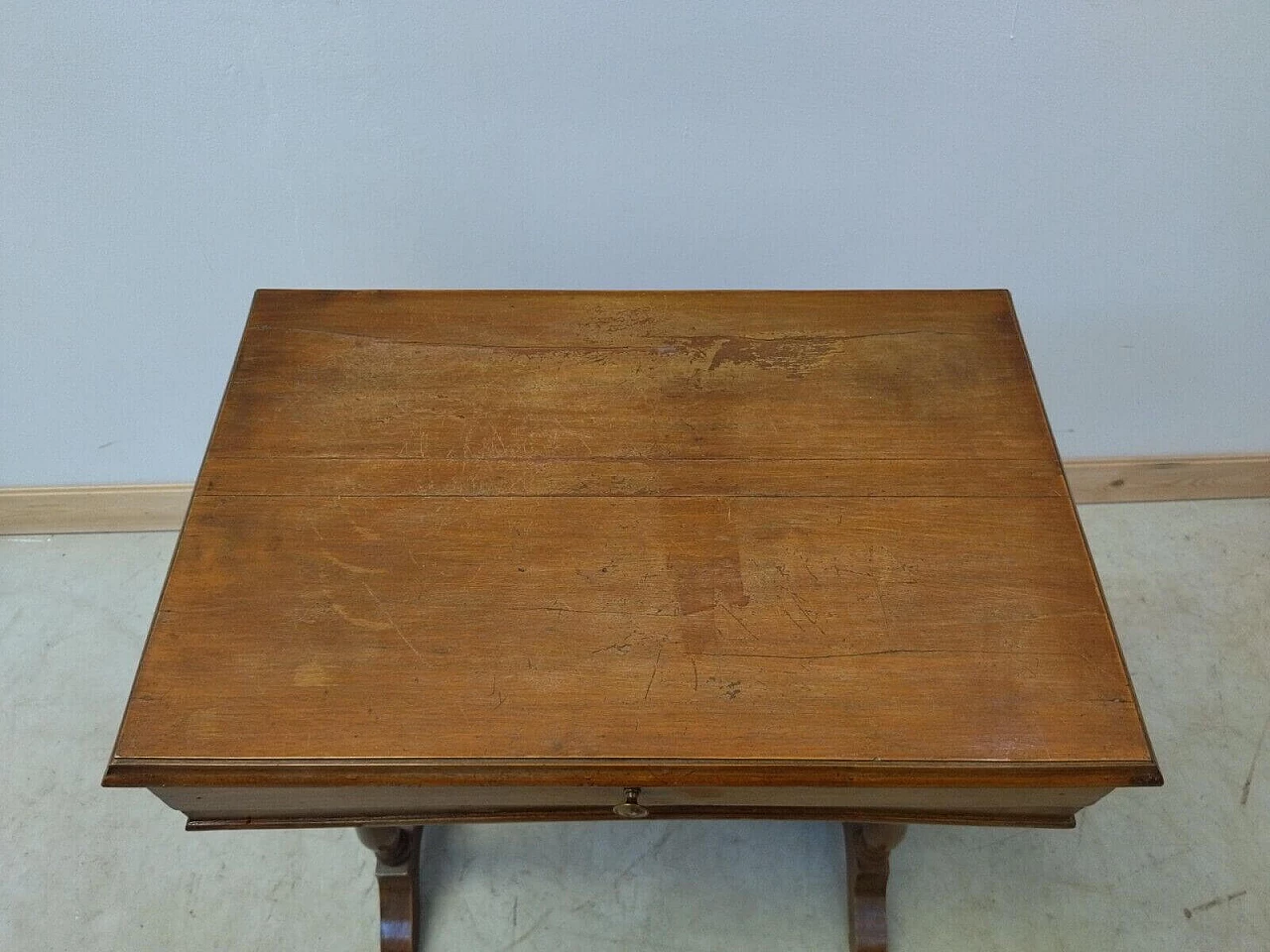 Walnut side table, late 19th century 6