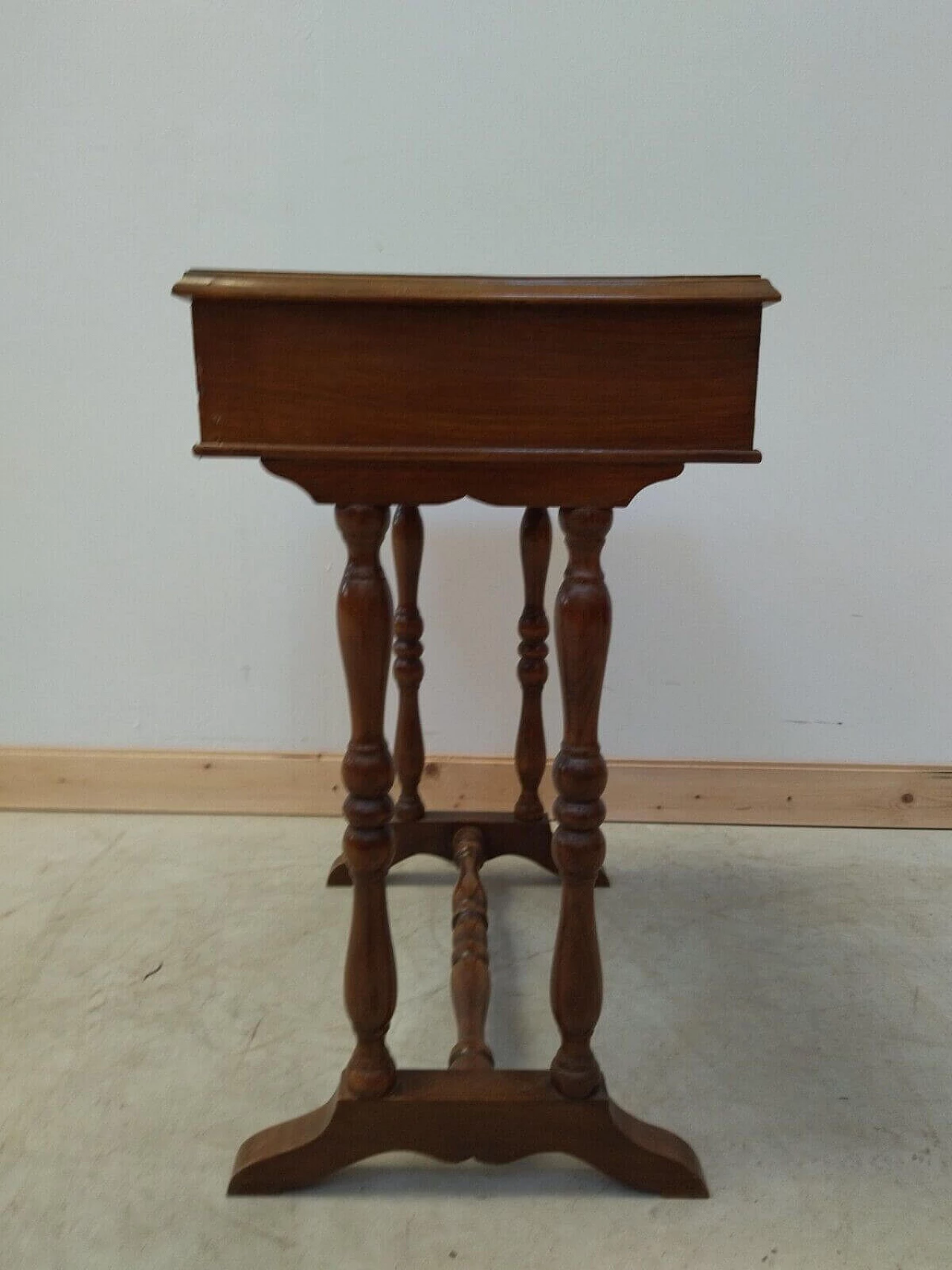 Walnut side table, late 19th century 7