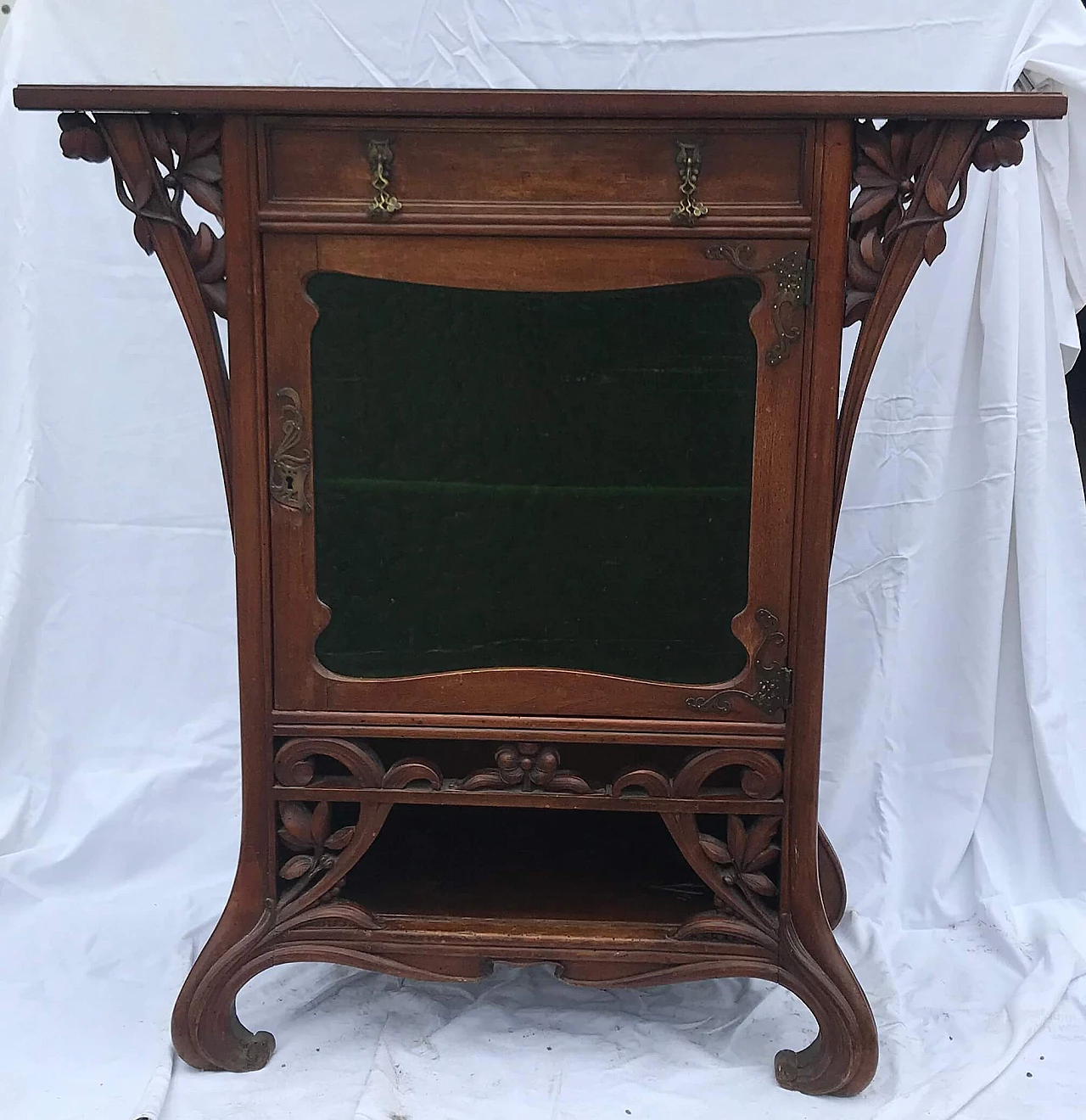 Liberty carved walnut sideboard, early 20th century 3