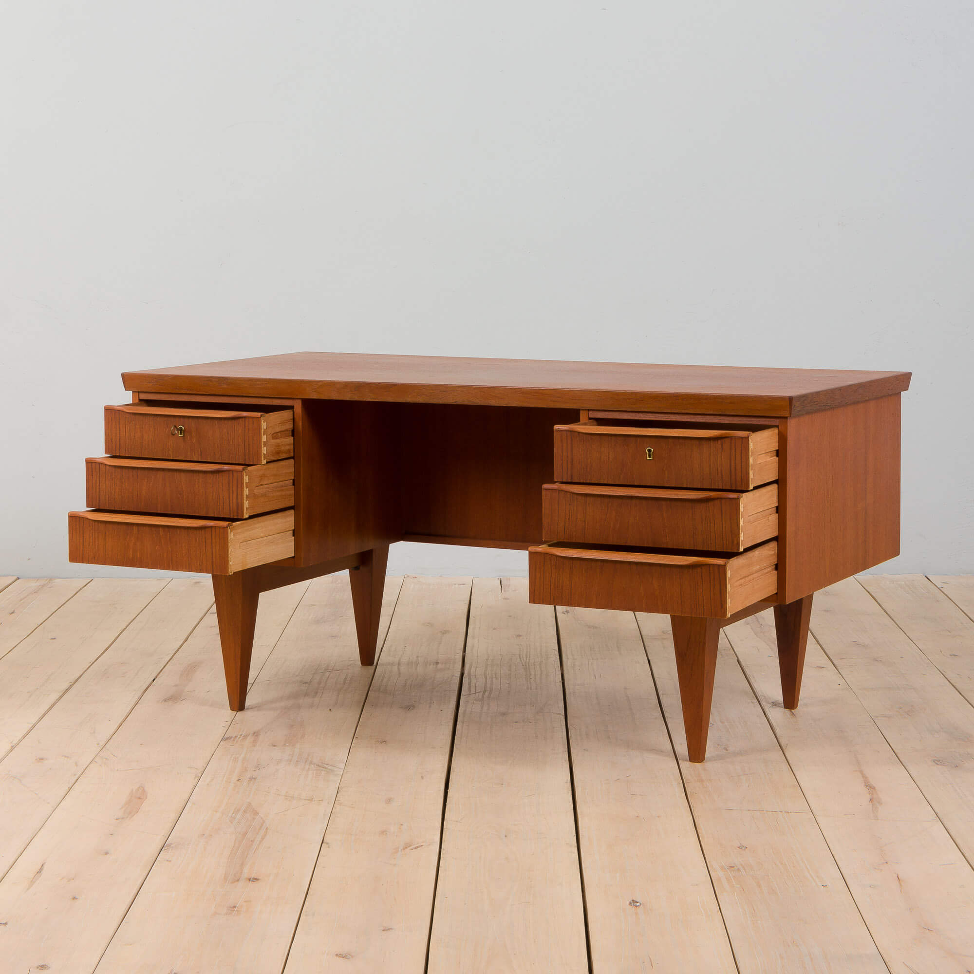 Danish teak desk in the style of Illum Wikkelso, 1960s | intOndo